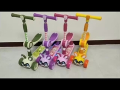 الأطفال يركلون الدراجة الثلاثية