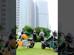 أطفال يقودون دراجة نارية كهربائية مع مشغل موسيقى ومصابيح LED